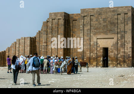 Attendre les touristes d'entrer dans le complexe funéraire de Djoser à l'ancien site de Saqqara, également célèbre pour la Pyramide, dans le nord de l'Egypte. Banque D'Images