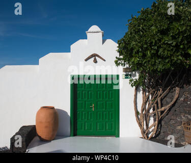 Lanzarote, Espagne 15 octobre 2018 : Tout simplement conçu entrée latérale, avec la porte verte, la Fondation Cesar Manrique, maison du célèbre artiste une populaires Banque D'Images