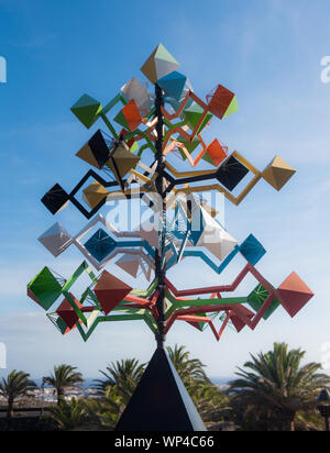 Lanzarote, Espagne 15 octobre 2018 : l'énergie de la pyramide, à partir d'une série de jouets du vent, faite vers 1991. Sculpture par Cesar Manrique Il était un célèbre Banque D'Images