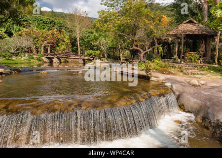 Ruisseau de l'eau artificiel sur les cascades Banque D'Images