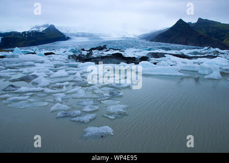 Silence total sur le glacier Fjallsarlon Lagoon dans le sud-est de l'Islande Banque D'Images