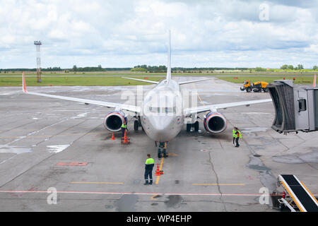 NOVOSIBIRSK, RUSSIE Aéroport Tolmachevo, des services au sol de l'avion Boeing 737-800 le nom de N. Leskov, Aeroflot Airlines, chargement des bagages Banque D'Images