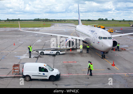 NOVOSIBIRSK, RUSSIE Aéroport Tolmachevo, des services au sol de l'avion Boeing 737-800 le nom de N. Leskov, Aeroflot Airlines, chargement des bagages Banque D'Images