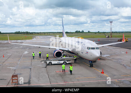 NOVOSIBIRSK, RUSSIE Aéroport Tolmachevo, des services au sol de l'avion Boeing 737-800 le nom de N. Leskov, Aeroflot Airlines, chargement des bagages Banque D'Images