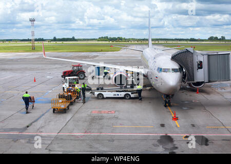 NOVOSIBIRSK, RUSSIE Aéroport Tolmachevo, des services au sol de l'avion Boeing 737-800 le nom de N. Leskov, Aeroflot Airlines, chargement des bagages Banque D'Images