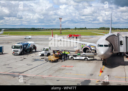 NOVOSIBIRSK, RUSSIE Aéroport Tolmachevo, des services au sol de l'avion Boeing 737-800 le nom de N. Leskov, Aeroflot Airlines, chargement des bagages Banque D'Images