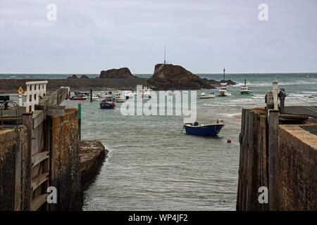 Le brise-lames à Bude offre les bateaux amarrés protection contre les vagues sur la Cornouailles du nord, côte Atlantique. Vu à travers les portes de la plage de Bude, Ca Banque D'Images