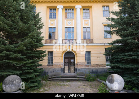 L'ancien siège historique des casernes, 'Haus der Offiziere' ou 'Bureau' maison abandonnée par l'armée russe en 1994 en Allemagne, Wunsdorf en décomposition Banque D'Images