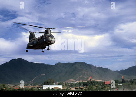 Vietnam-Krieg / Guerre du Vietnam - USMC United States Marine Corps Boeing-Vertol CH-46D Sea Knight Banque D'Images