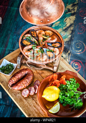 Ameijoas traditionnels portugais avec palourdes servi dans une cataplana pot sur la table Banque D'Images