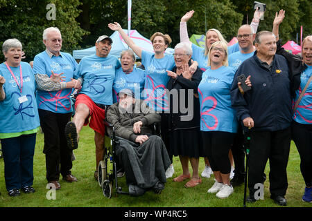 Service Star Vicky McClure (centre) prend part à la Société Alzheimer du mémoire de Nottingham à pied aux côtés des membres de la BBC de notre chorale de la démence. Banque D'Images