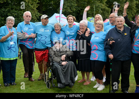 Service Star Vicky McClure (centre) prend part à la Société Alzheimer du mémoire de Nottingham à pied aux côtés des membres de la BBC de notre chorale de la démence. Banque D'Images