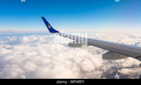 Aile d'avion dans les nuages Banque D'Images