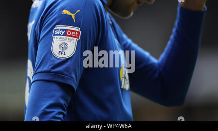 L'EFL Sky Bet badge à Sky Bet la League One match à Stade MK, Milton Keynes. Banque D'Images