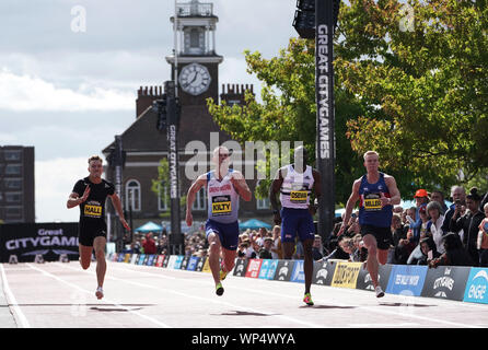 La société britannique Richard Kilty (deuxième à gauche) remporte le 100m hommes contre Scott Hall, Sam Osewa et Sam Miller au cours de la grande ville de Stockton. Banque D'Images