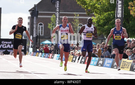 La société britannique Richard Kilty (deuxième à gauche) remporte le 100m hommes contre Scott Hall, Sam Osewa et Sam Miller au cours de la grande ville de Stockton. Banque D'Images