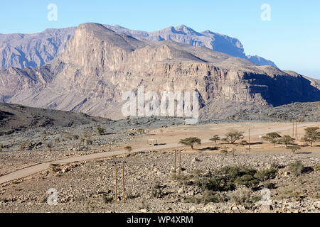 Chemin de terre et les pittoresques formations rocheuses des montagnes de Jebel Shams, Oman Banque D'Images