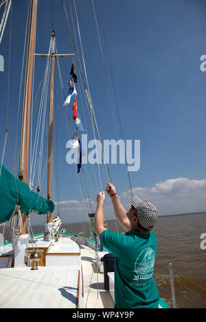 Joshua est une goélette en bois classique 72' la voile sur la baie de Mobile, Alabama, sous le commandement du Capitaine Carol Bramblett. Evan Austin se replie les voiles après son entrée dans le port Banque D'Images