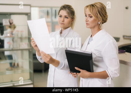 Consultation médicale de deux médecins professionnels par des contre Banque D'Images