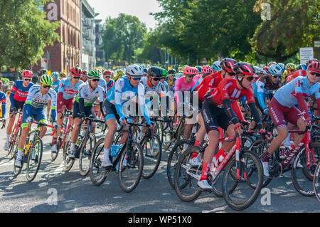 Glasgow, Ecosse, Royaume-Uni. 7 Septembre, 2019. Le peloton se déplaçant le long de Greendyke Street au début de la phase un de l'OVO Tour à vélo de l'énergie de la Grande-Bretagne qui est le plus grand cycle professionnel la race et la plus longue étape de la course de cette année couvrant 125 kilomètres de Glasgow à Kirkcudbright. Credit : Skully/Alamy Live News Banque D'Images