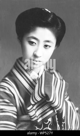 [ 1920 - Japon La Geisha Momotaro ] - la geisha Momotaro (桃太郎) qui a travaillé dans le quartier de Gion Kobu (祇園甲部) District de Kyoto. Elle travaillera plus tard comme serveuse (仲居, nakai) dans un ryotei restaurant. 20e siècle vintage carte postale. Banque D'Images