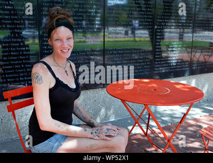 Julie Crawford, qui aide à prendre soin de son père, Frank Smith, un vétéran de la Seconde Guerre mondiale passe beaucoup de son temps dans les rues de Fort Worth, est situé en face de la Mur d'honneur de l'aviation en général Worth Square, au centre-ville de Fort Worth, Texas Banque D'Images