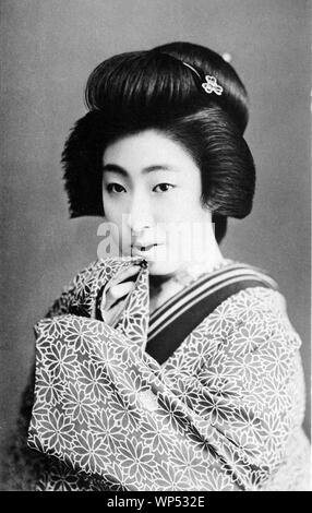 [ 1920 - Japon femme japonaise en Kimono ] - Portrait d'une jeune japonaise en kimono traditionnel et coiffure. 20e siècle vintage carte postale. Banque D'Images