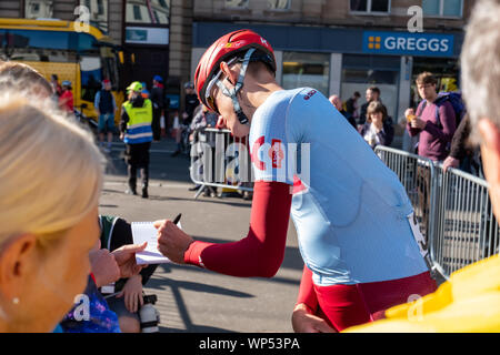 Glasgow, Ecosse, Royaume-Uni. 7 Septembre, 2019. Un avenant signé un autographe de George Square au début de la phase un de l'OVO Tour à vélo de l'énergie de la Grande-Bretagne qui est le plus grand cycle professionnel la race et la plus longue étape de la course de cette année couvrant 125 kilomètres de Glasgow à Kirkcudbright. Credit : Skully/Alamy Live News Banque D'Images