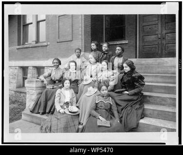 Classe normale Junior de Fisk University, Nashville, Tennessee, assis sur les marches à l'extérieur du bâtiment Banque D'Images