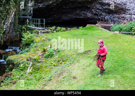 Un homme dans les vêtements de sécurité portant une corde s'apprête à entrer dans une caverne à Wookey Hole dans le Somerset. UK Banque D'Images