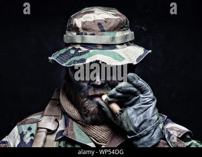 Soldat Commando dans Boonie hat smoking cigar Banque D'Images