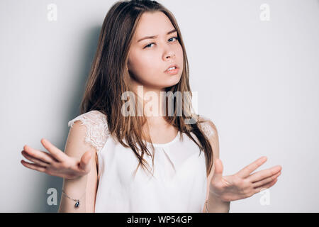 Femme montrant signe de dire non à quelqu'un avec des sentiments de colère. femme montrant arrêter le geste, assez, il n'est pas nécessaire. Banque D'Images