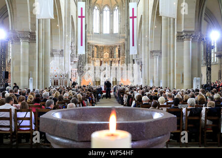 07 septembre 2019, la Saxe-Anhalt, Magdeburg : Croyants célébrer un service à Magdebourg cathédrale pour l'inauguration de Friedrich Kramer comme évêque de l'Église évangélique en Allemagne centrale. Photo : Peter Gercke/dpa-Zentralbild/dpa Banque D'Images