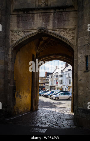 Archway menant du Palais des Archevêques, à Wells, Somerset. Banque D'Images