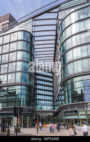 Le Cardinal Place Shopping Centre et de bureaux, d'un immeuble moderne de 2005 à Victoria Street, Westminster, London, England, UK. Banque D'Images