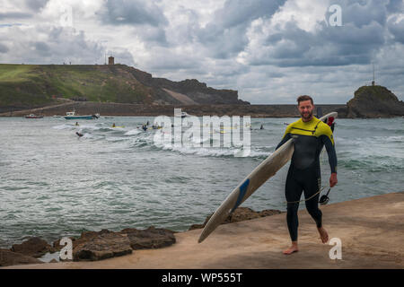 Bude, Cornwall, Angleterre du Nord. Samedi 7 septembre 2019. Météo britannique. Profitez des surfeurs vagues à la plage Summerleaze sur une journée avec soleil intermittent et une forte brise à Bude en Cornouailles du Nord. Credit : Terry Mathews/Alamy Live News Banque D'Images