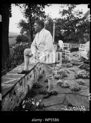 La justice Roberts repose au maison d'été. Kimberton, PA. Le 22 août. Associer la Justice Owen J. Roberts de la Cour suprême des Etats-Unis, est passé l'été à sa grande ferme laitière dans les montagnes de l'est de la Pennsylvanie près de cette petite ville Banque D'Images