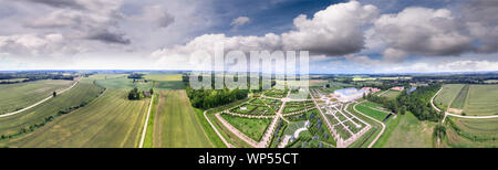 Soleil panoramique vue aérienne du château de Rundale en Lettonie. Bâtiment et jardins. Banque D'Images