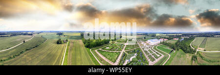 Soleil panoramique vue aérienne du château de Rundale en Lettonie. Bâtiment et jardins. Banque D'Images