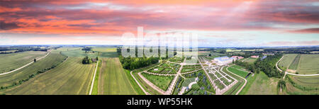 Soleil panoramique vue aérienne du château de Rundale en Lettonie. Bâtiment et jardins. Banque D'Images