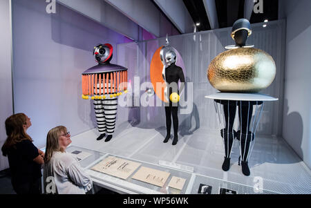 07 septembre 2019, la Saxe-Anhalt, Dessau-RoDessau : Reproductions des figures du 'Ballet triadique' par Oskar Schlemmer sont présentés dans l'exposition du nouveau Musée du Bauhaus à Dessau. Dans le 100e anniversaire de la Bauhaus, le musée sera ouvert le dimanche (08.09.2019) avec une cérémonie. L'exposition est intitulée "Versuchsstätte Bauhaus. La Collection'. Autour de 1000 Les expositions seront à l'honneur, représentant l'influence dans le monde entier et spécial de la légendaire école d'architecture, art et design. Le nouveau bâtiment pour 28,5 millions d'euros a été construit selon un design by Spanish archit Banque D'Images