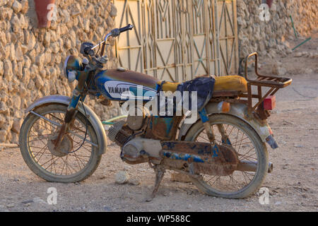 Yamaha 100 CC vieux vélo Royal Classic vintage guerre de mots. Banque D'Images