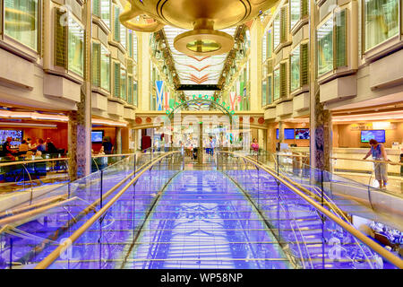 Indépendance des mers promenade royale un pont où la plupart des magasins et des bars sont Royal Caribbean bateau de croisière indépendance des mers Banque D'Images