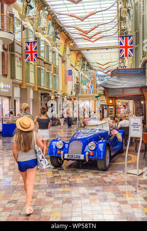 Indépendance des mers Morgan voiture, magasins et passagers dans la promenade royale pont Royal Caribbean croisière navire indépendance des mers. Banque D'Images