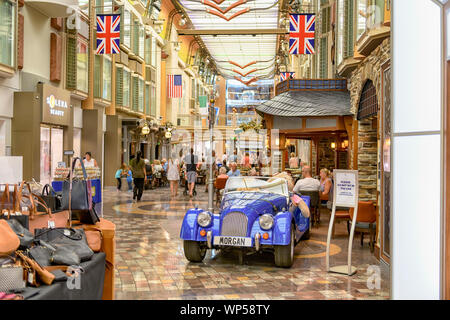 Indépendance des mers Morgan voiture, magasins et passagers dans la promenade royale pont Royal Caribbean croisière navire indépendance des mers. Banque D'Images