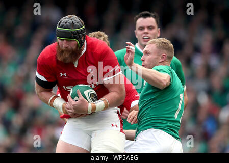 Pays de Galles' Jake Ball (à gauche) est abordé par l'Irlande's Keith Earls au cours de l'été match série Guinness à l'Aviva Stadium de Dublin. Banque D'Images