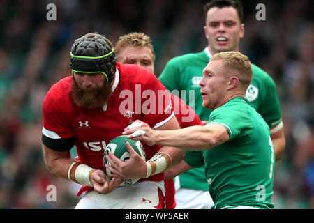 Pays de Galles' Jake Ball (à gauche) est abordé par l'Irlande's Keith Earls au cours de l'été match série Guinness à l'Aviva Stadium de Dublin. Banque D'Images