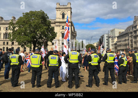 London UK. 7 septembre 2019. Créer un cordon de police pour séparer l'extrême droite Pro Brexit membres de la Football Alliance Démocratique Lads de partisans de l'UE Mars pour changer Crédit : amer ghazzal/Alamy Live News Banque D'Images