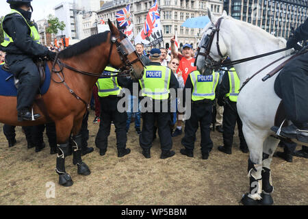 London UK. 7 septembre 2019. La Police à cheval créer un cordon pour séparer l'extrême droite Pro Brexit membres de la Football Alliance Démocratique Lads de partisans de l'UE Mars pour changer Crédit : amer ghazzal/Alamy Live News Banque D'Images