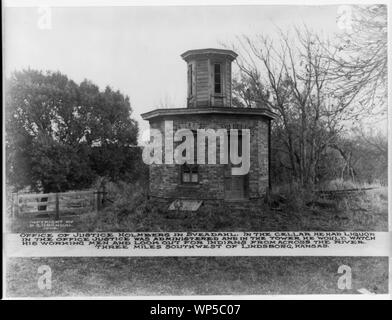 Kansas - Leavenworth - Bureau de la Justice Holmberg dans Sveadahl, à 3 miles au sud-ouest de Leavenworth ; bâtiment de briques octogonales avec tour en bois oct. Banque D'Images